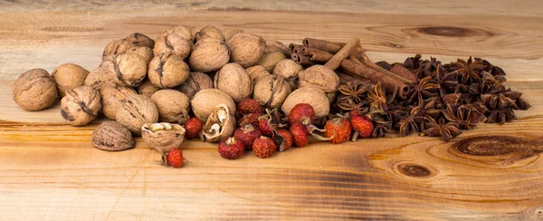 Nuts and shells. — Stock Photo, Image