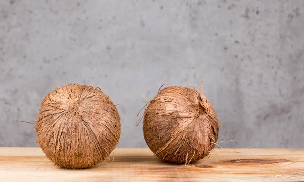 Nozes e conchas . — Fotografia de Stock