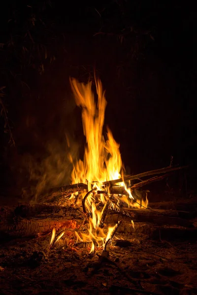 Tábortűz Tüze Táncol Éjszaka Csendjében — Stock Fotó