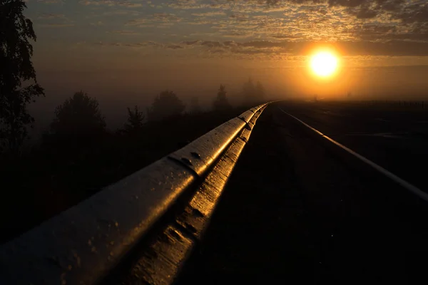 Road Morning Fog Dawn Highway Rising Sun Illuminates Path — Stock Photo, Image