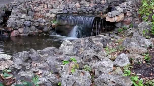 Cours d'eau rapide dans une cascade de cascades — Video