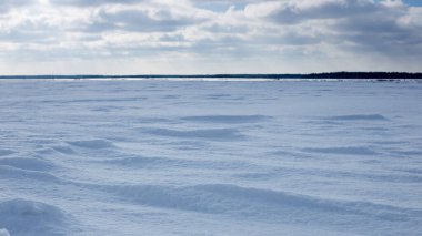Kış manzarası, mavi gökyüzü ve ışıl ışıl kar