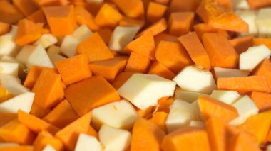 Ekşi krema soslu bir tabak kabak ve patates