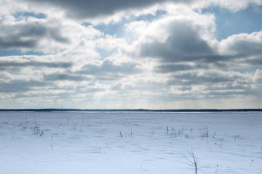 Kış manzarası, mavi gökyüzü ve ışıl ışıl kar