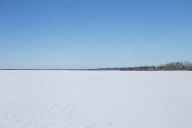 Kış manzarası, mavi gökyüzü ve ışıl ışıl kar