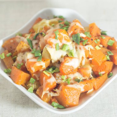 Ekşi krema soslu bir tabak kabak ve patates