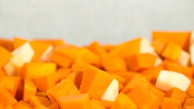 Ekşi krema sosuyla fırında pişirilmiş balkabağı tabağı.