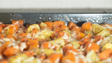 Ekşi krema soslu bir tabak kabak ve patates
