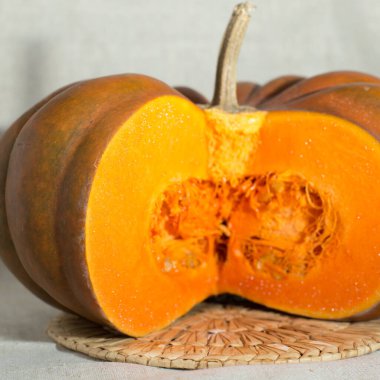 Turuncu balkabağı, çok güzel dekoratif bir element ve çok kullanışlı bir ürün.