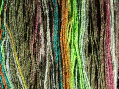 Doğal malzemeden değişik renklerde iplik.