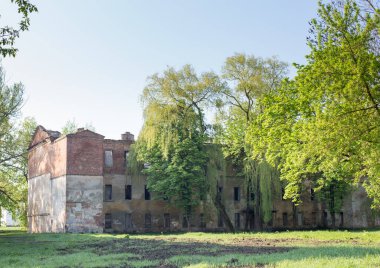 Eski tuğla bina, yıkıma uğramış tarihi nesne.