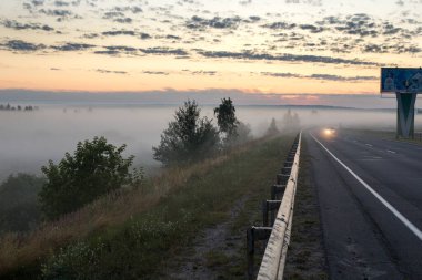 Yol sise karışıyor. Doğan güneşe doğru.
