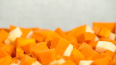 Ekşi krema soslu bir tabak kabak ve patates