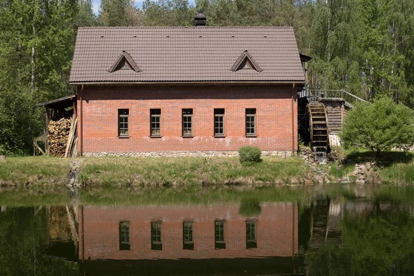 Alte Wassermühle Mit Großem Holzrad Und Mechanismus Zum Mahlen Von — Stockfoto