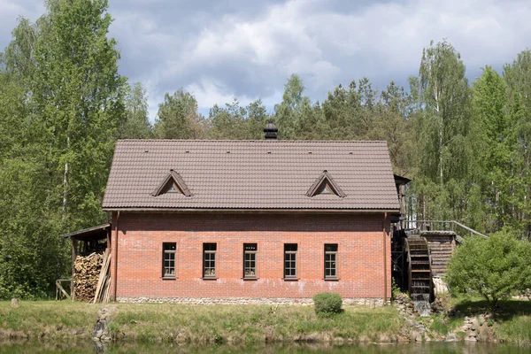 Alte Wassermühle Mit Großem Holzrad Und Mechanismus Zum Mahlen Von — Stockfoto