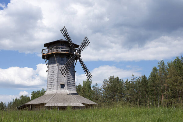 Древняя ветряная мельница, деревянная конструкция с большими крыльями ловит ветер