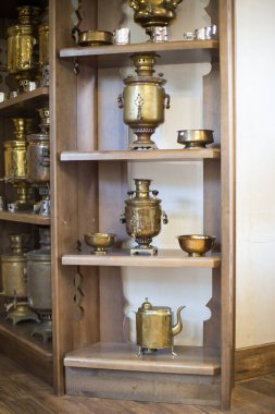 Bakır ve bronzdan yapılmış antik semaver.