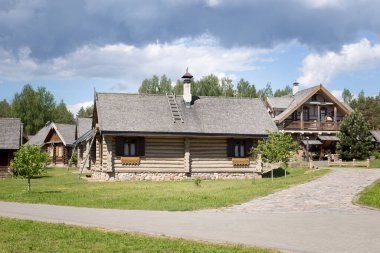 Doğada yaşamak için katı evleri olan Belarus köyü.