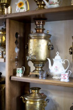 Bakır ve bronzdan yapılmış antik semaver.