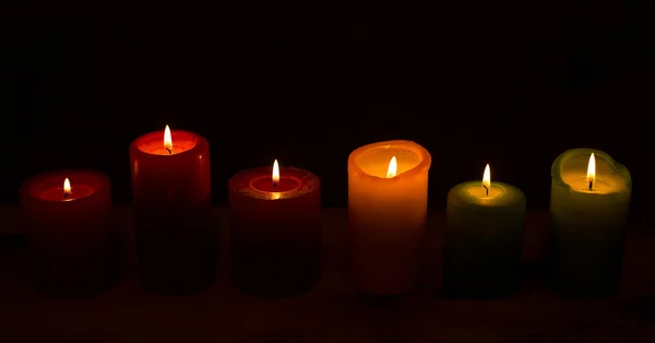 Kerzen anzünden und Trost spenden — Stockfoto