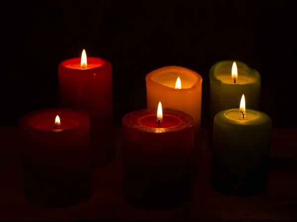 Velas encendidas y una sensación de calidez . — Foto de Stock