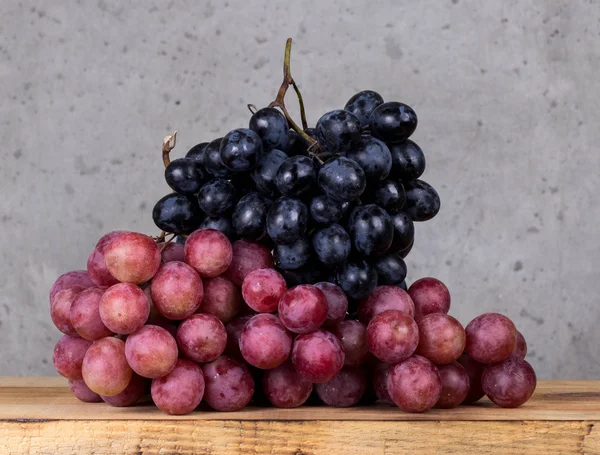 Grapes and jug — Stock Photo, Image