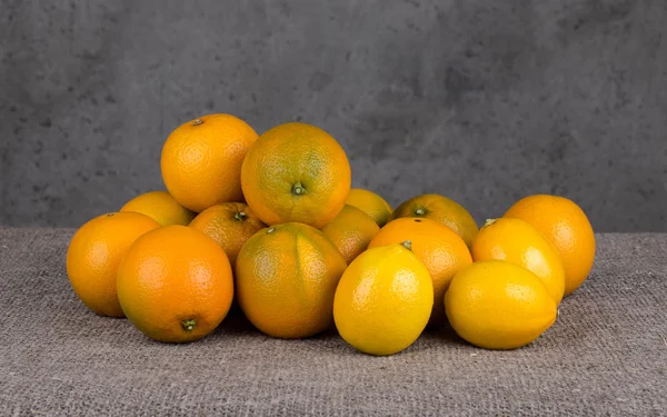 Citrus fruit, oranges and lemons — Stock Photo, Image