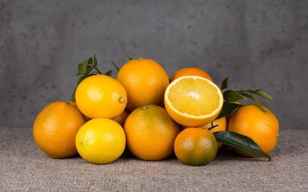 Citrus fruit, oranges and lemons — Stock Photo, Image