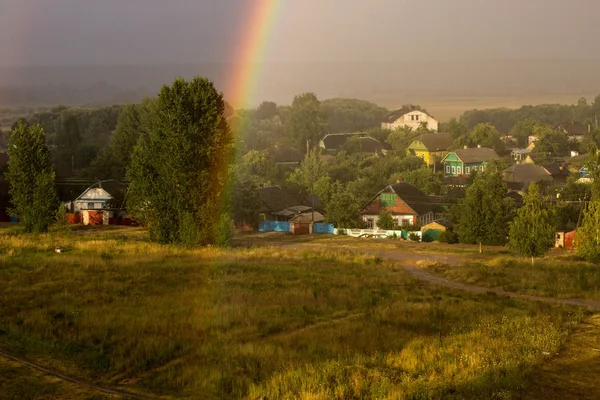 雨の後の美しい虹. — ストック写真