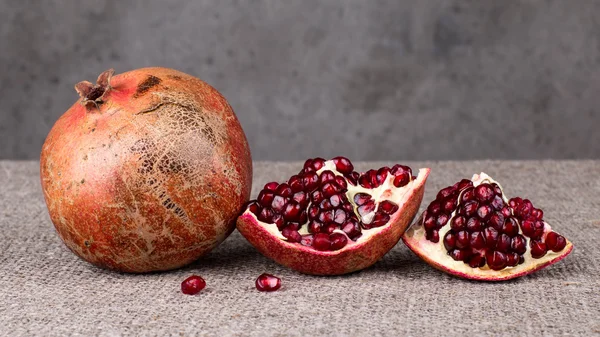 Red and juicy pomegranate — Stock Photo, Image