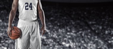 Basketbolcu büyük basketbol Arena görünümünü kapatın. Geniş açı fotoğraf ile lots-in kopya alanı.