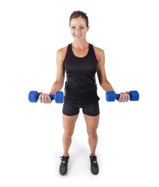 Fitness kadın beyaz bir arka plan üzerinde serbest ağırlık kaldırma