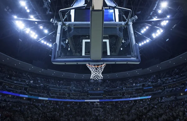 Aro de baloncesto en una arena deportiva — Foto de Stock