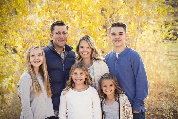 Hermosa familia joven — Foto de Stock