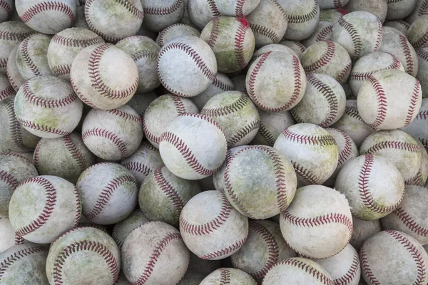 Uma grande pilha ou grupo de bolas de beisebol — Fotografia de Stock