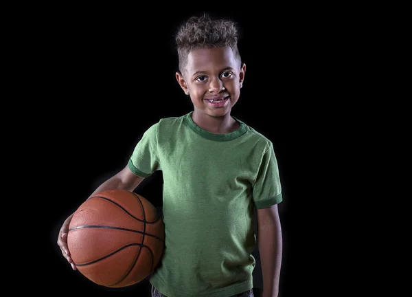 Jovem jogador de basquete afro-americano — Fotografia de Stock