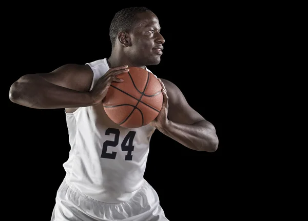 抱着一个球的非洲裔美国人的篮球运动员 — 图库照片