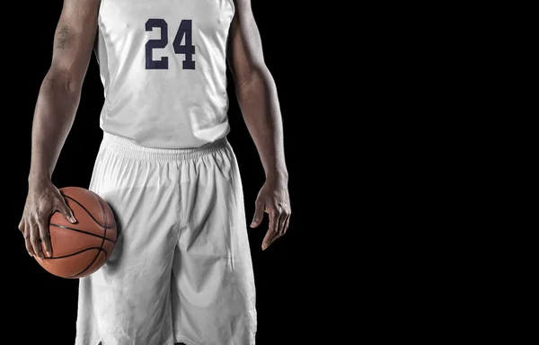 Close-up van basketbalspeler op een zwarte achtergrond — Stockfoto