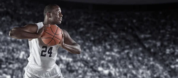 African American Basketball Player di arena basket besar . — Stok Foto