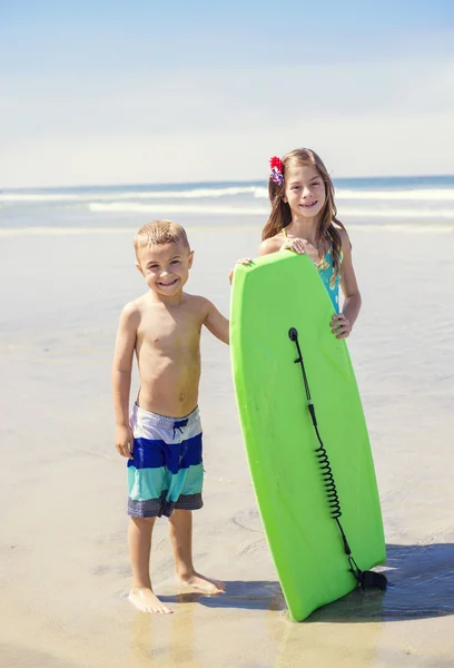 Bambini carini che giocano insieme in spiaggia . — Foto Stock