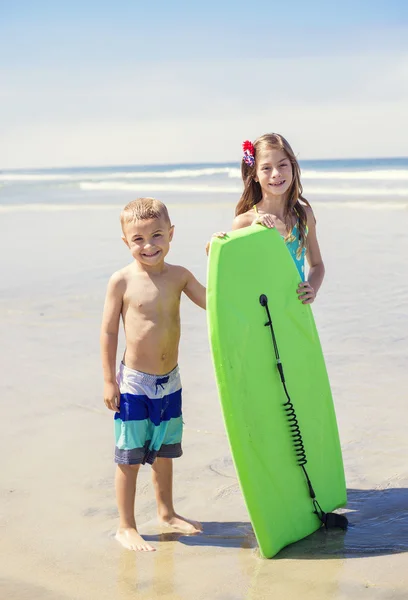 Bonito crianças brincando juntos na praia . — Fotografia de Stock