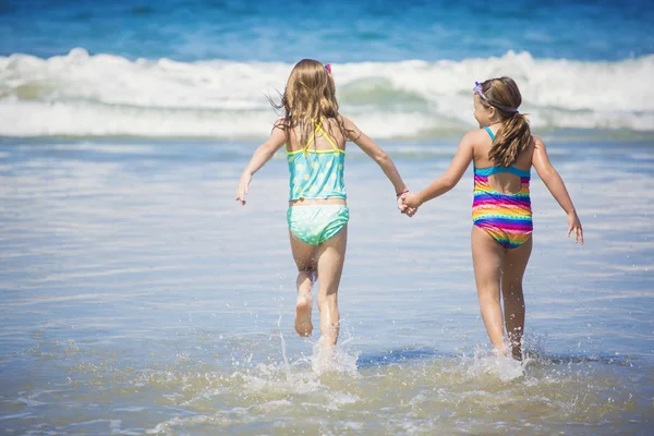 Schattige meisjes spelen — Stockfoto