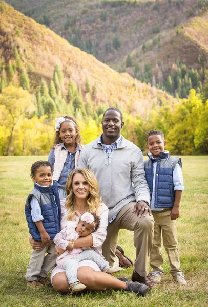 Prachtige multi etnische familie portret buitenshuis. — Stockfoto