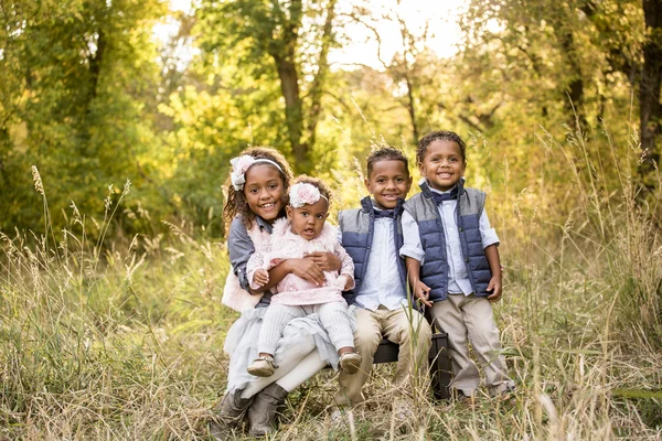 Vackra afroamerikanska barn porträtt utomhus. — Stockfoto