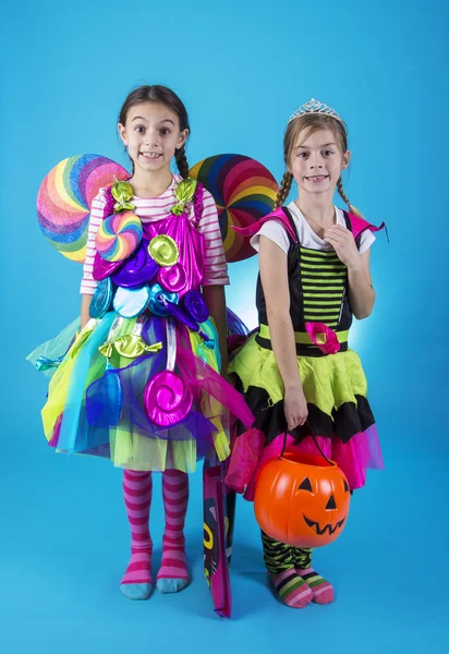 Barn klädd i Halloween kostymer — Stockfoto