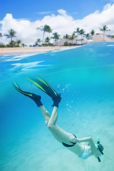 Mujer buceando bajo el agua — Foto de Stock