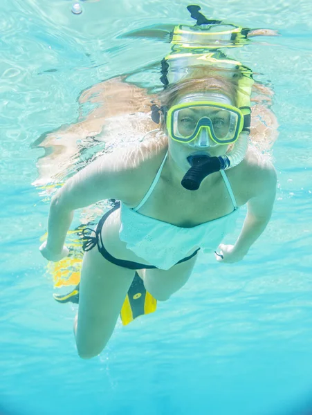Retrato subaquático de uma mulher snorkeling em mar tropical claro . — Fotografia de Stock