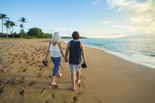 Verliebtes Paar spaziert gemeinsam am Strand in maui, hawaii — Stockfoto