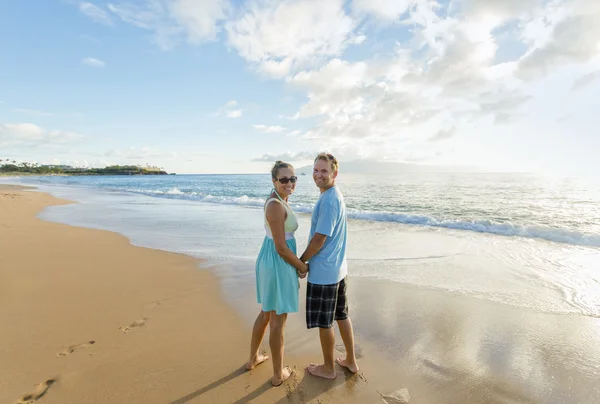 Verliebtes Paar spaziert gemeinsam am Strand entlang. — Stockfoto