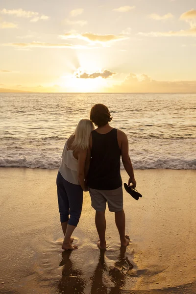 Verliebtes Paar beobachtet einen Sonnenuntergang — Stockfoto